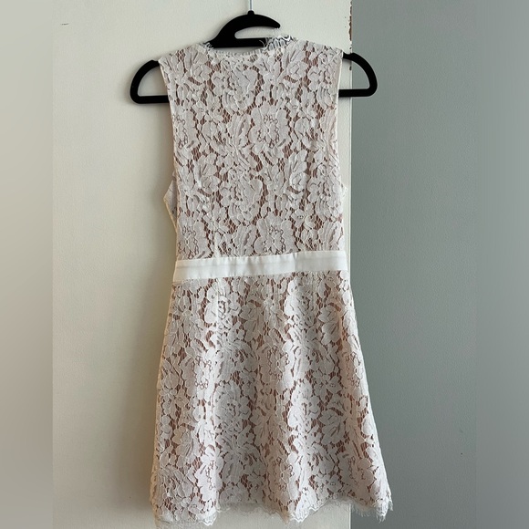 Beautiful lace wrap dress - Picture 2 of 3